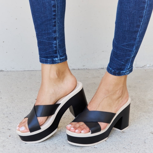 Cherish The Moments Contrast Platform Sandals in Black - Picture 9 of 11